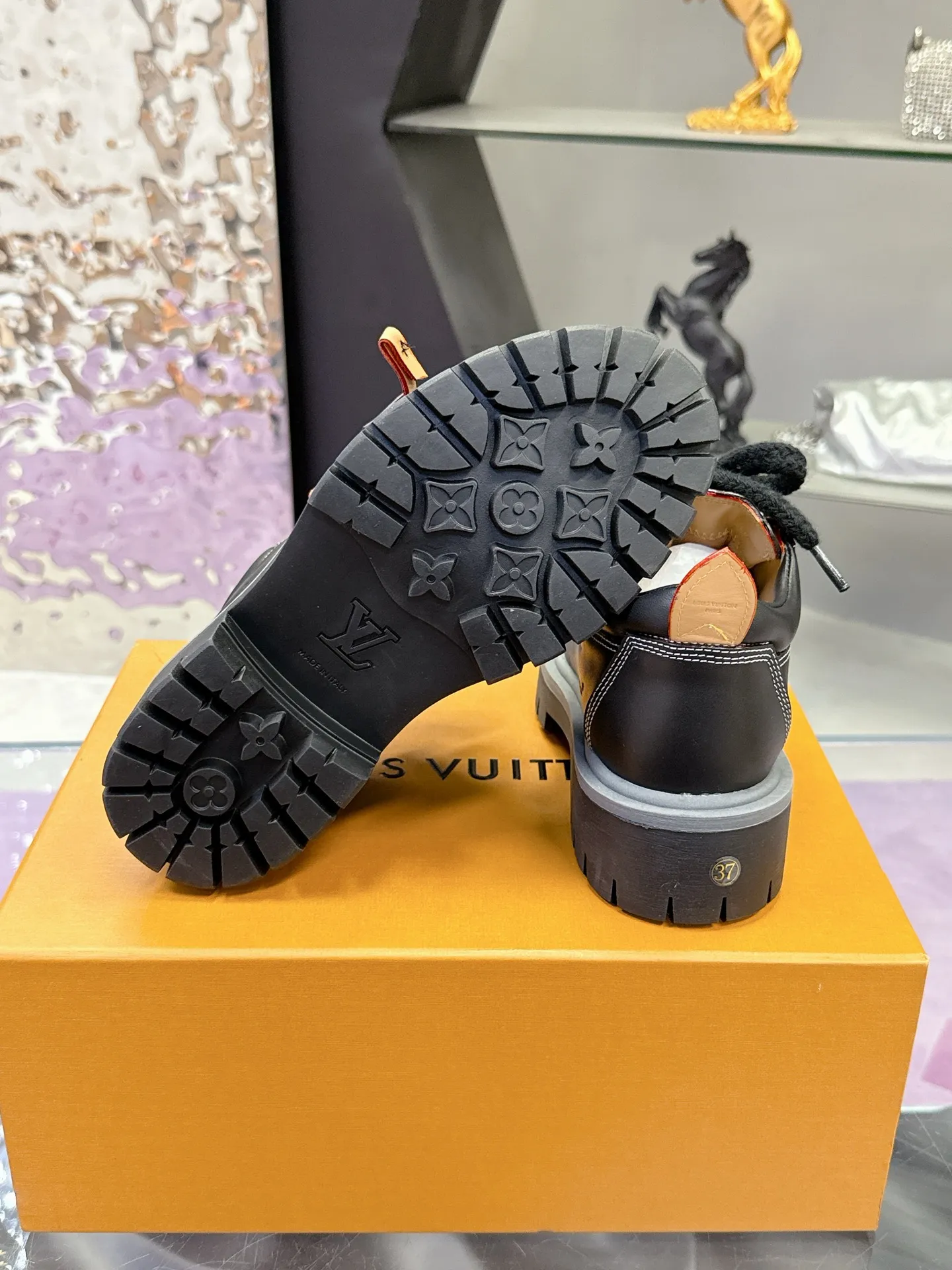 Factory price: 700💰 LV | Louis Vuitton 🧡💚2025 autumn and winter new style, top version ⚠️ The counter features the latest LV REMIX lace-up mountaineering derby shoes, new hard goods 🆕 ❥BS purchasing level! Full of high-end feel! A popular model among bloggers at home and abroad, it’s retro and fashionable, and looks stunning on your feet! Mainly recommended model on the official website★ ▪️Upper: top-quality first-layer cowhide ▪️Inner lining: imported sheepskin ▪️Outsole: original molded T men's shoes 💰U anti-slip outsole ▪️Sole height: 3.5cm ▪️Shoe size: Female 35-41 (41 customized, non-refundable) Male 39-45 (46 customized, non-refundable)